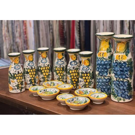 mediteransky juhotaliansky rucne malovany keramika porcelan karafa stolovanie mediteransky doplnok vino karafa klasicky elegantny kuchyna dekoracia sviatocny set farebny toskansky rucne vyrobeny.jpg